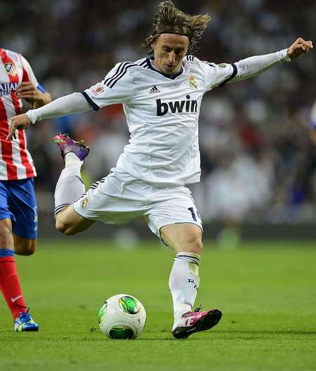 玉昆外援奥斯卡在老家开车遭遇起火，车内人员都及时逃生