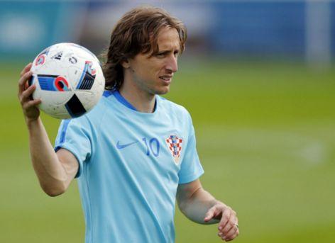 球迷领袖怒斥穆帅：厚颜无耻议论对手，对本方粗野动作装瞎！